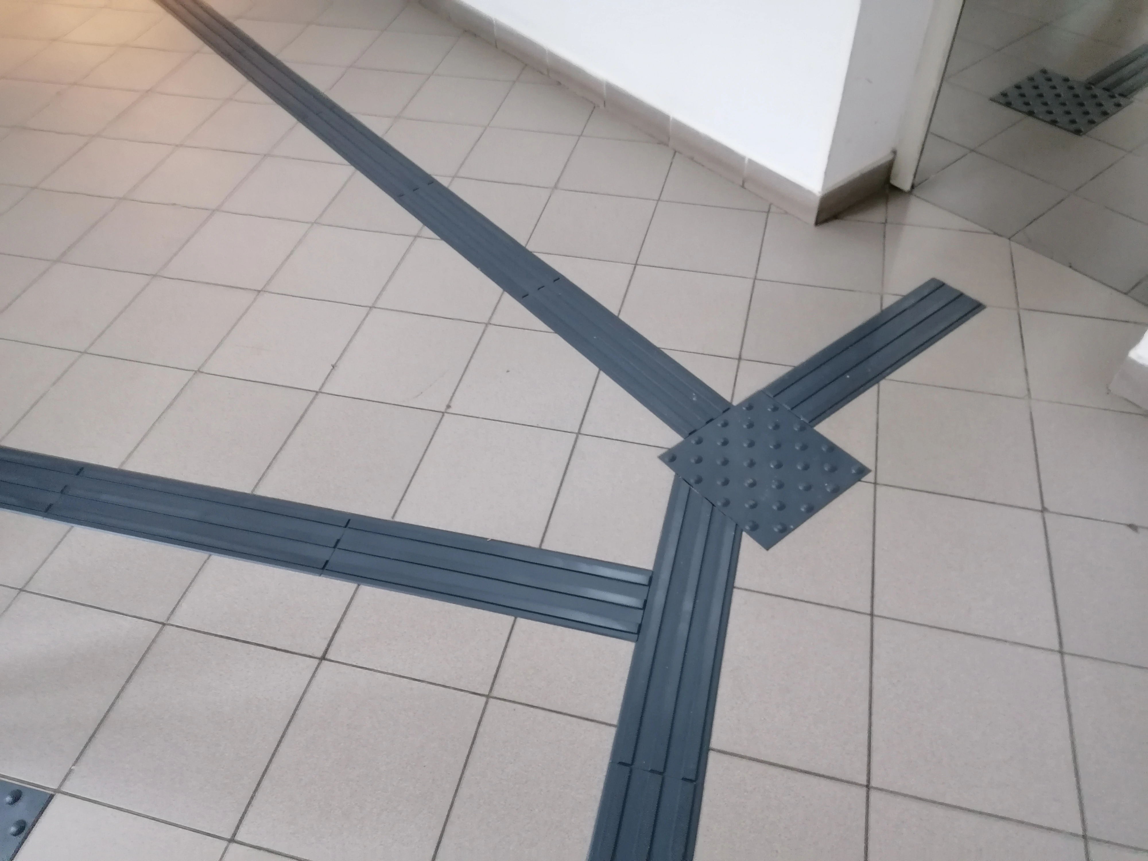 By judiciously installing tactile markings, the blind and visually impaired person can efficiently orient themselves, even in a complex space